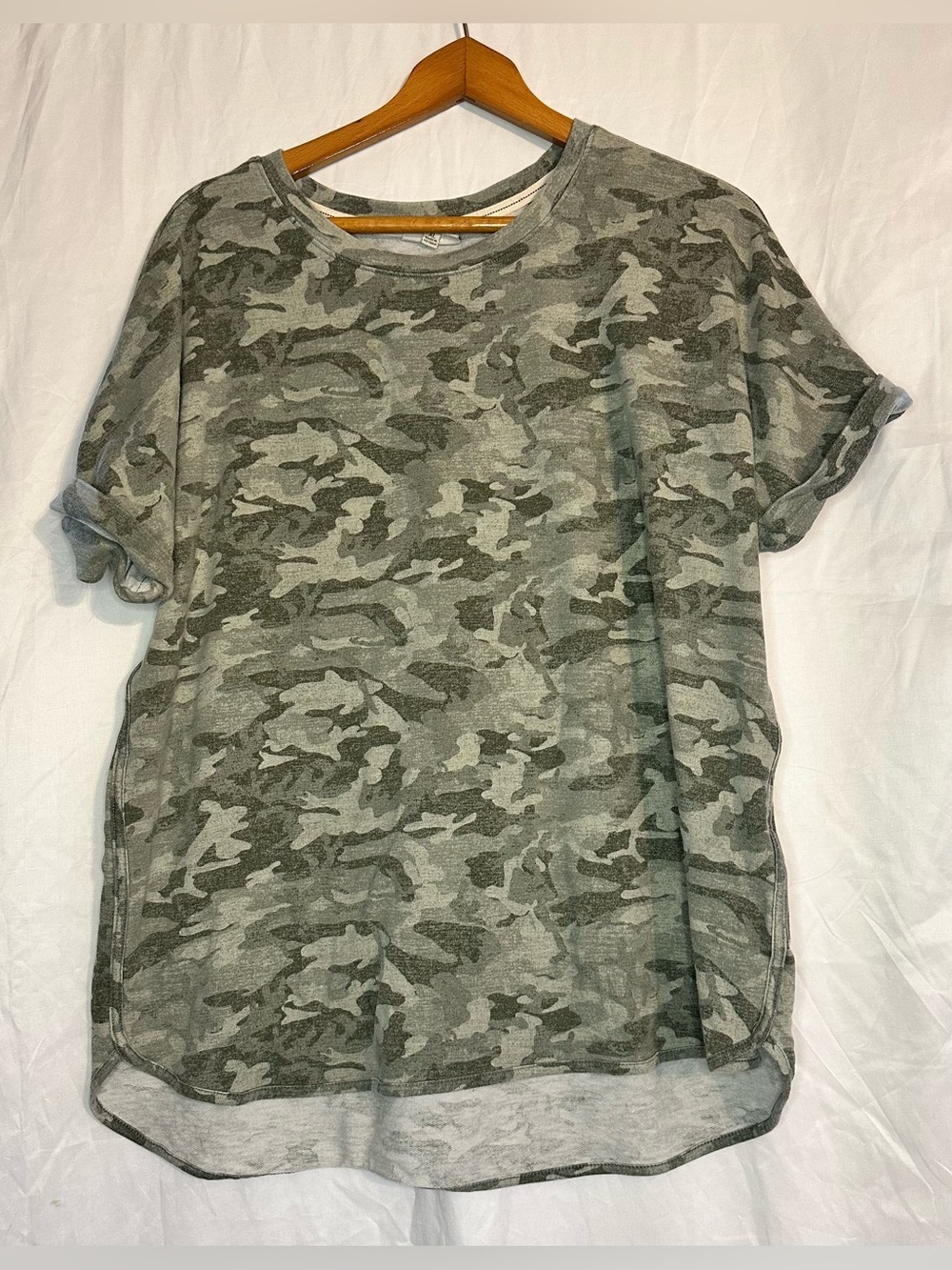 Wonderly Studio Women’s Green Camo Shirt Sleeve Shirt size X-Large